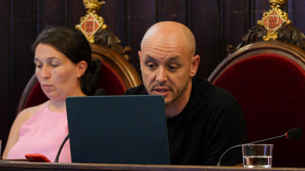 Bea Esporrín i Maxi Fuentes, en un ple municipal.