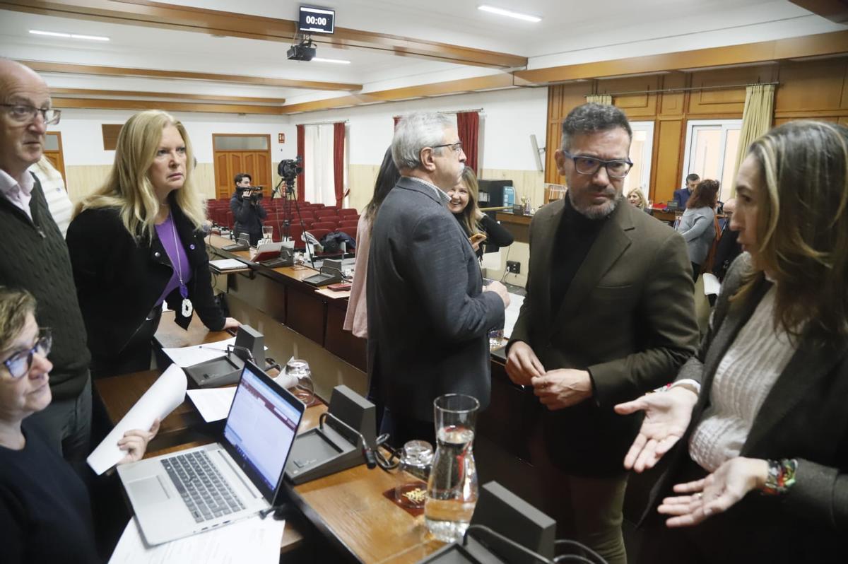 Varios concejales hablan antes del inicio del pleno con la portavoz de Vox, Paula Badanelli.