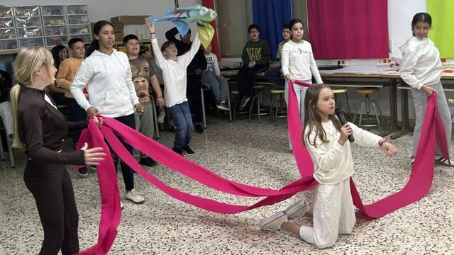 Un instante de la actuación realizada por los alumnos de 6º A del CEIP Ntra. Sra. del Rosario de Alhama de Murcia que les coronó como ganadores del certamen. | L.O.