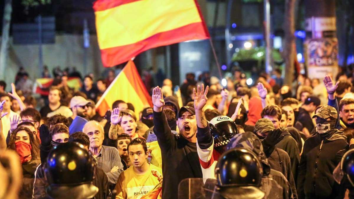 Manifestación de ultras y contramanifestación antifascista en la plaza de Artós, en Barcelona.