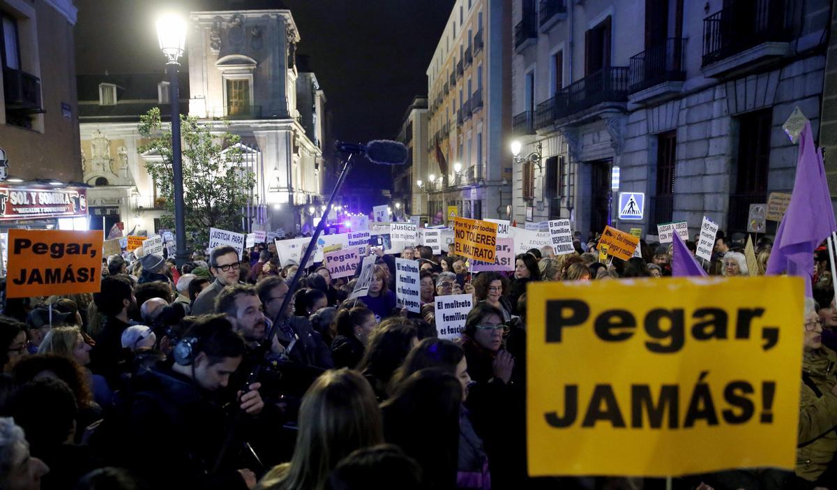 Carteles de Martín Sagrera en una manifestación contra la violencia de género.