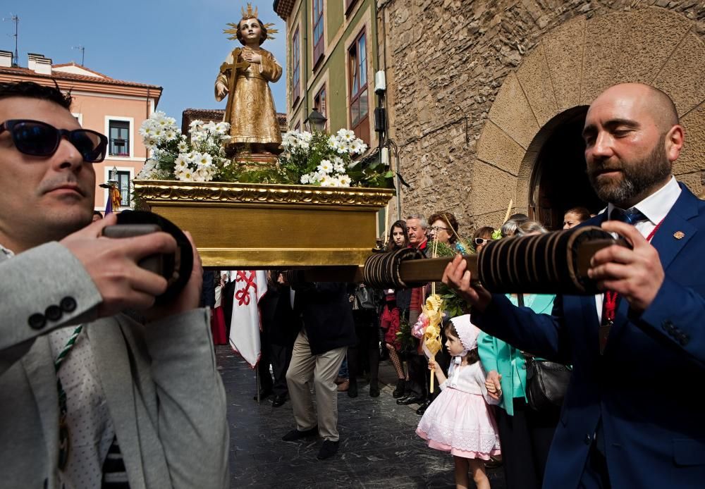 Procesión y bendición de los ramos en Gijón.