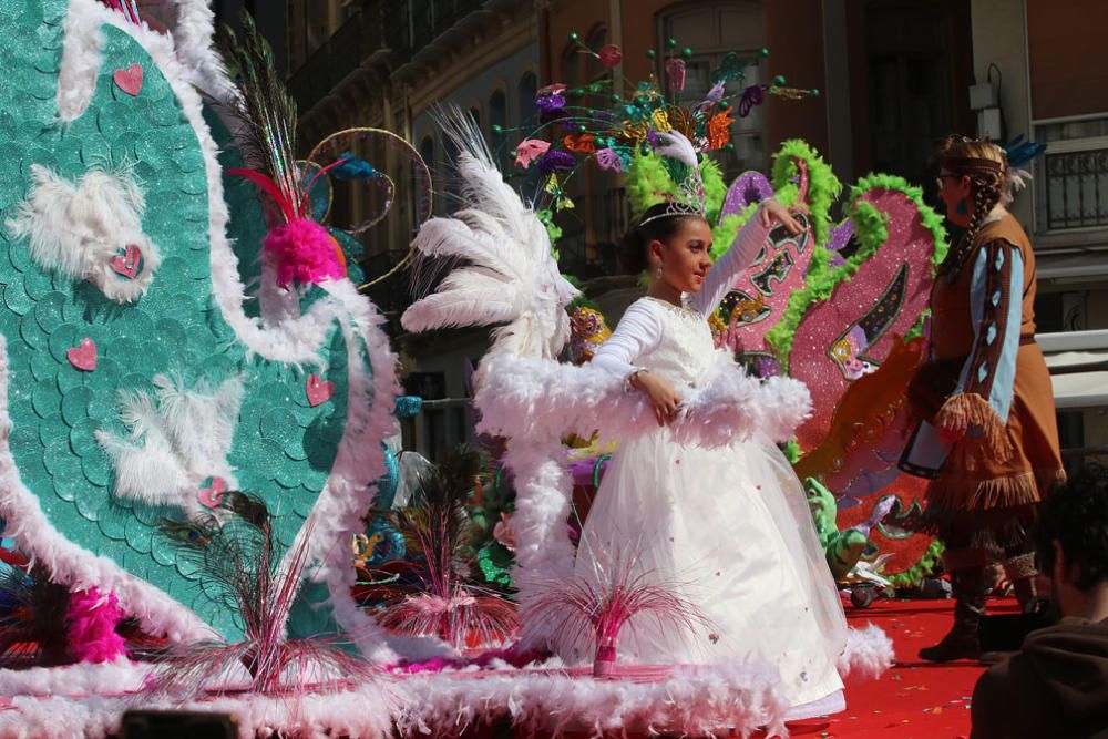 Las familias y los niños disfrazados toman las calles del centro de Málaga el primer domingo de Carnaval.