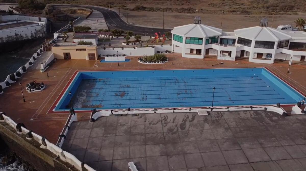 Este es el estado actual de la piscina municipal de Los Silos cerrada desde 2018