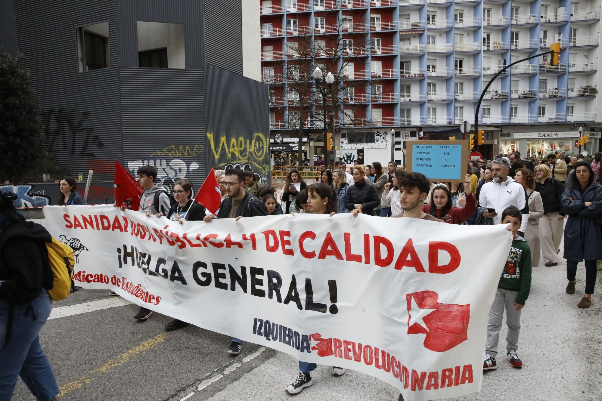 En imágenes: Los sanitarios se manifiestan en Gijón al grito de "no queremos más dinero, queremos mejores condiciones laborales"