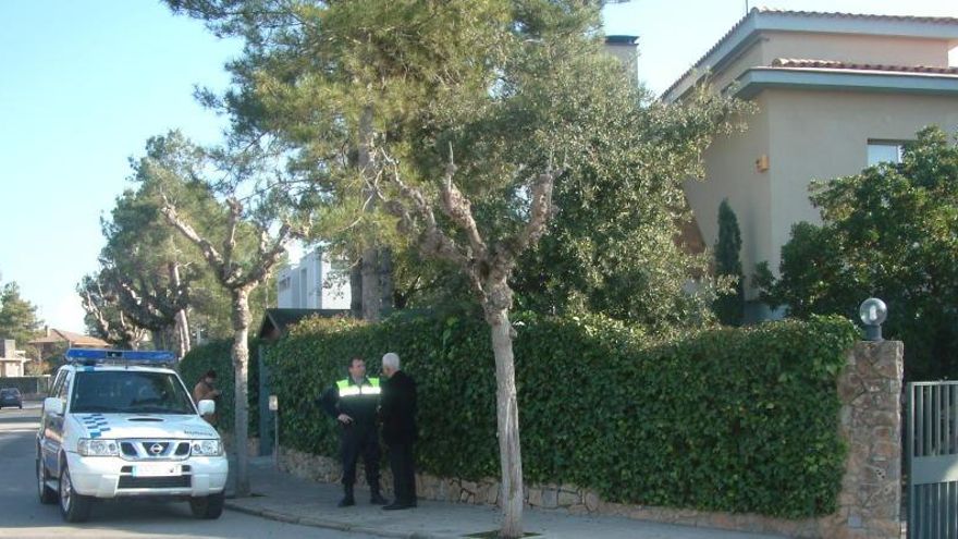 Agents de la Policia Local davant la residència de la família Tous, l&#039;any 2006, poc després de l&#039;assalt.