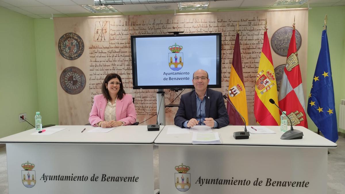 La alcaldesa, Beatriz Asensio, y el concejal de Hacienda, José Manuel Salvador, en la presentación del presupuesto.