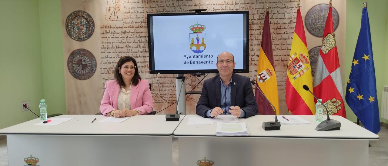 La alcaldesa, Beatriz Asensio, y el concejal de Hacienda, José Manuel Salvador, en la presentación del presupuesto.