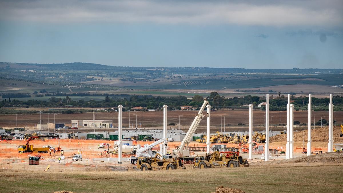 Actividad en la parcela donde Amazon construye su centro logístico en Badajoz.