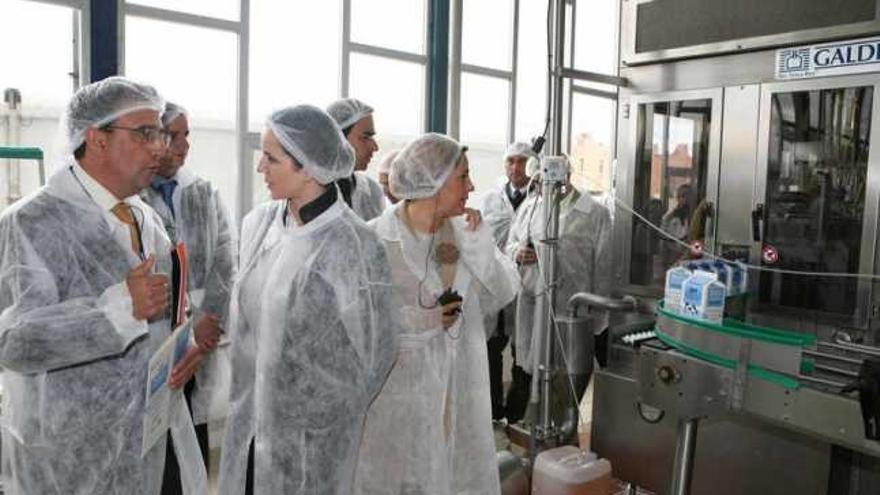 Calvo habla con la consejera Silvia Clemente en la fábrica de Gaza.