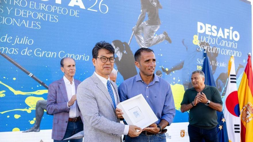 Recepción delegación coreana antes del desafío con la lucha canaria
