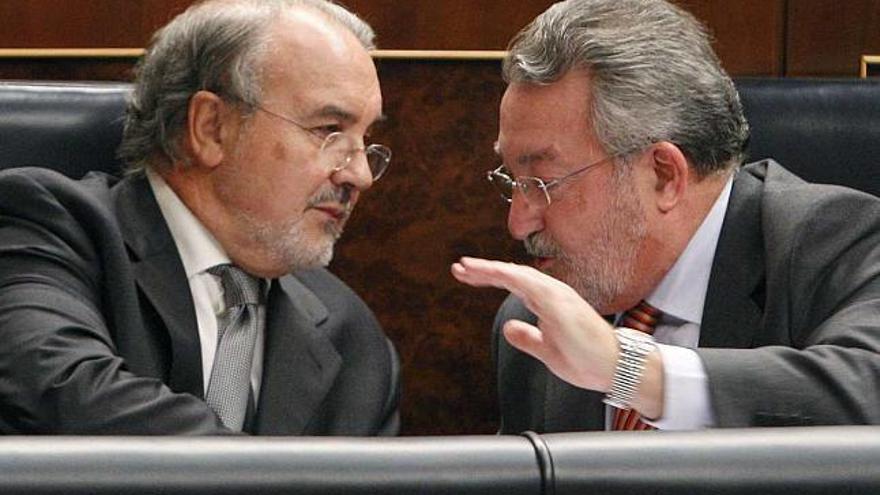 Los ya ex ministros Pedro Solbes y Bernat Soria, destituidos ayer por Zapatero, durante una sesión en el Congreso