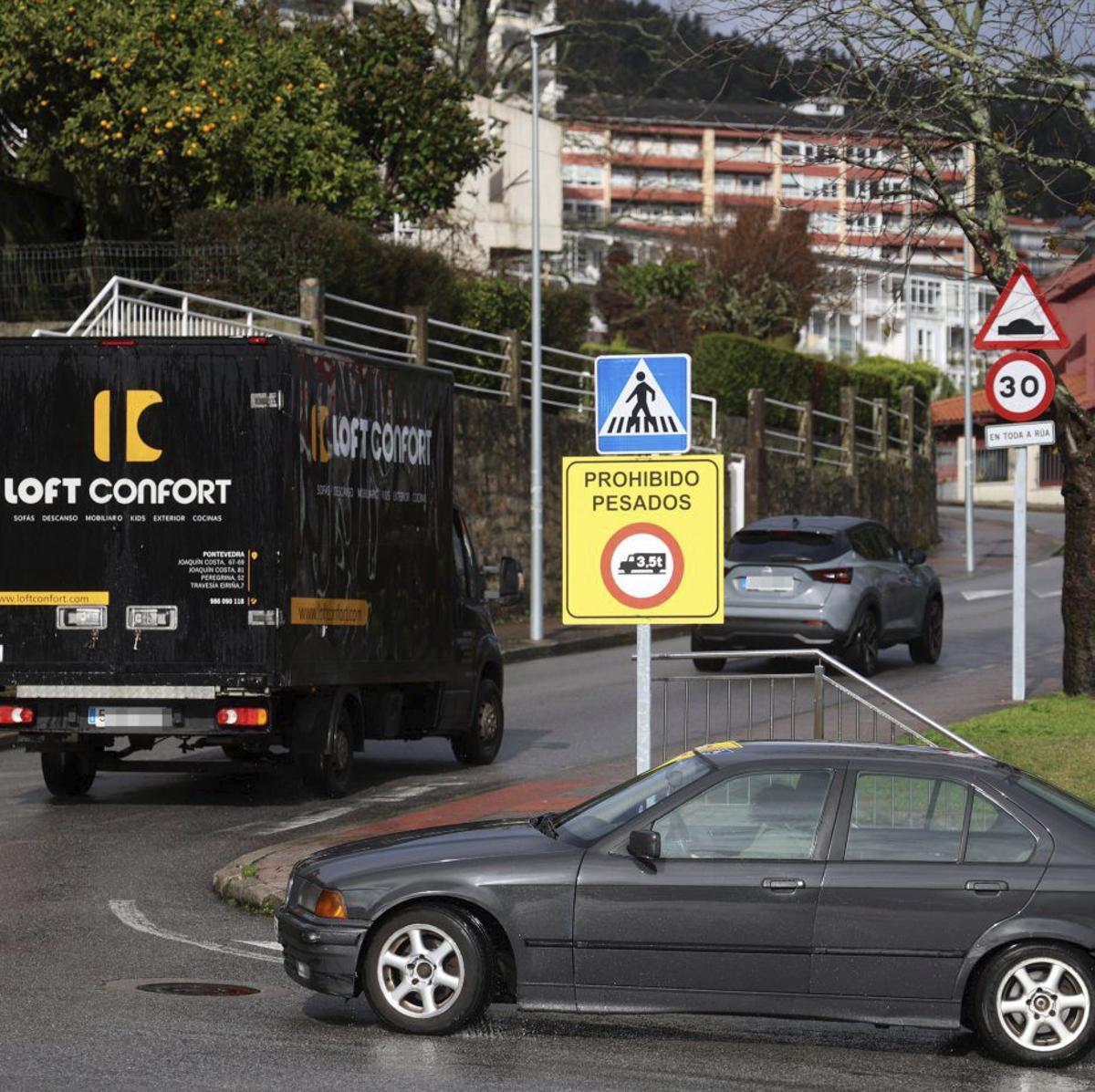 Tráfico en la calle José Pernas Peña, en A Caeira.