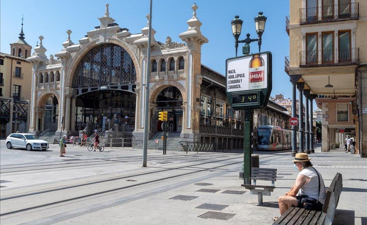 La plaza del Mercado Central de Zaragoza, este jueves, práctiamente vacía de gente. El termómetro marca 34 grados.