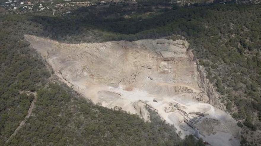 Vista aérea de la cantera de ses Planes y algunas de las viviendas que la rodean.