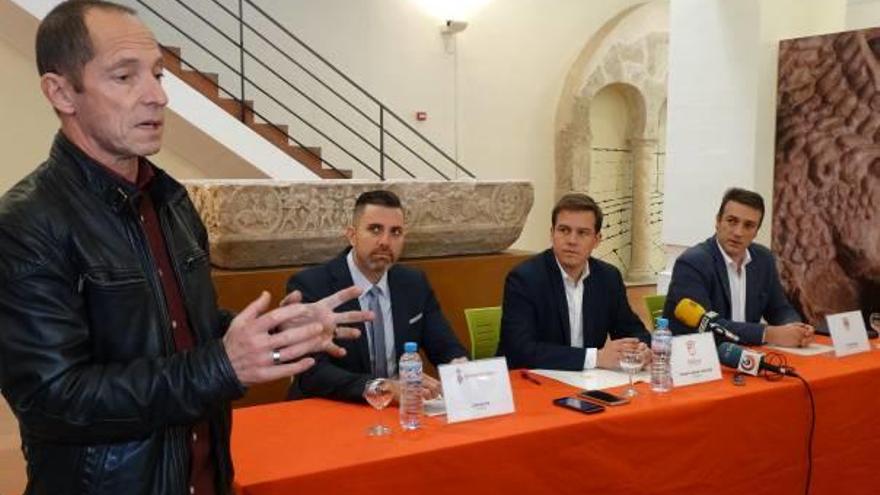 El arqueólogo de Xàtiva da detalles del proyecto ante los alcaldes de Cullera, Xàtiva y Enguera, ayer.