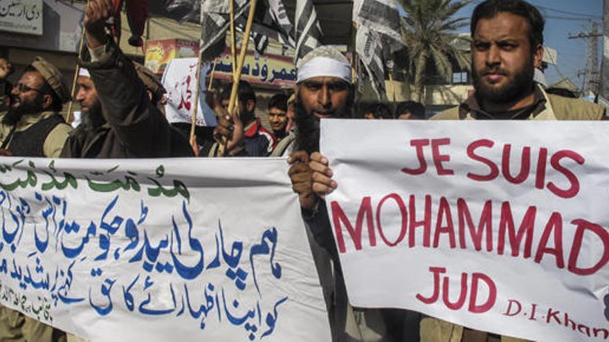 Un hombre marcha en Pakistan con el lema &#039;Yo soy Mahoma&#039;.