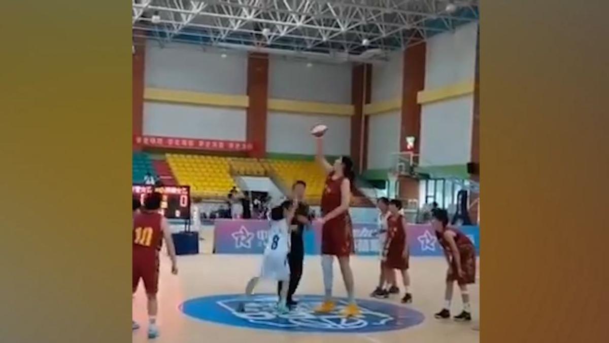 Así juega a baloncesto esta chica... ¡que mide 2.24 metros y tiene solo 14 años!