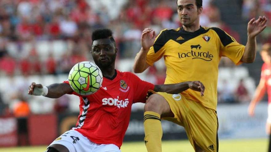 Levy Madinda disputa un balón a De las Cuevas, de Osasuna, durante el choque. // Efe