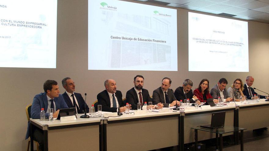 Participantes en la mesa redonda de Unicaja y ECIE.