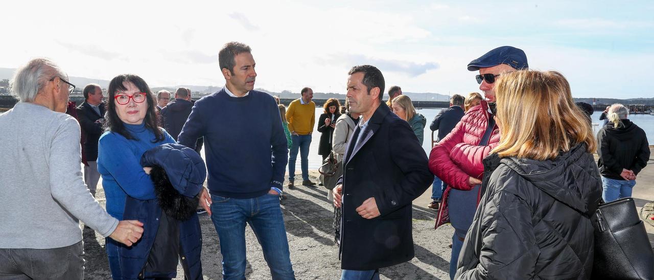 Una visita reciente del conselleiro do Mar, Alfonso Villares, en el centro de la imagen, a la ría de Arousa.