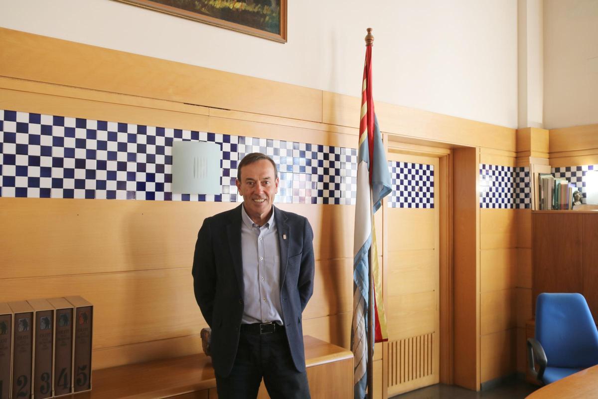 L'alcalde d'Olot, Pep Berga, al seu despatx de l'Ajuntament