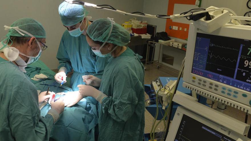 Un equipo sanitario interviene a un paciente en una imagen de archivo