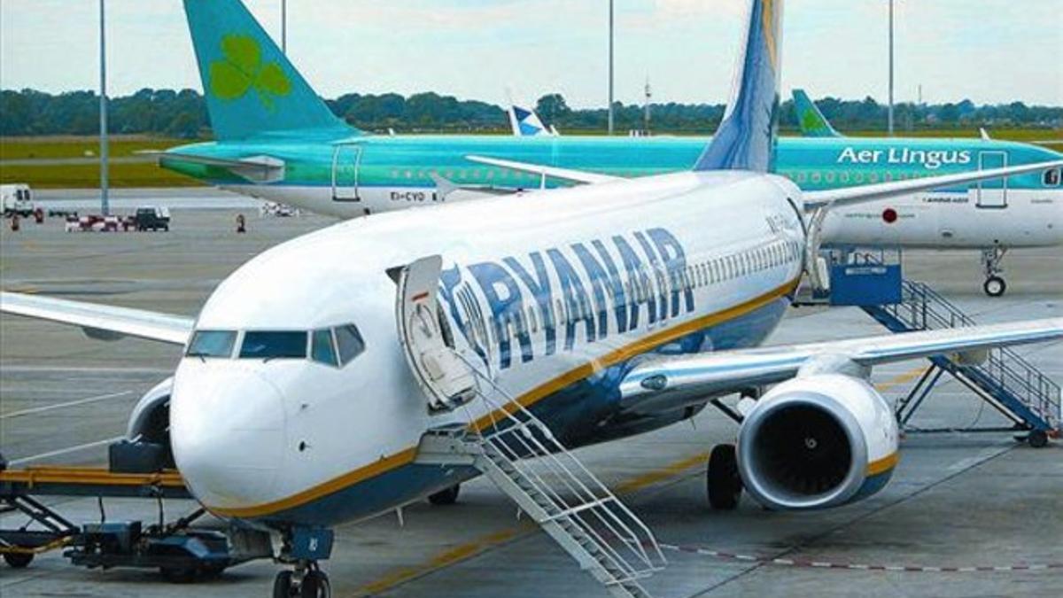 Aviones de Ryanair y Aer Lingus en el aeropuerto de Dublín.