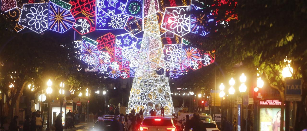 El árbol de Navidad, que el año pasado estuvo en la Rambla con Explanada, este año estará también en este paseo pero a la altura de Canalejas