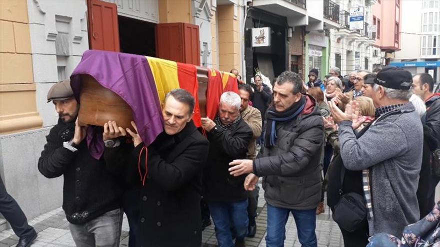 Rogelio Barrero recibe sepultura arropado por sus compañeros