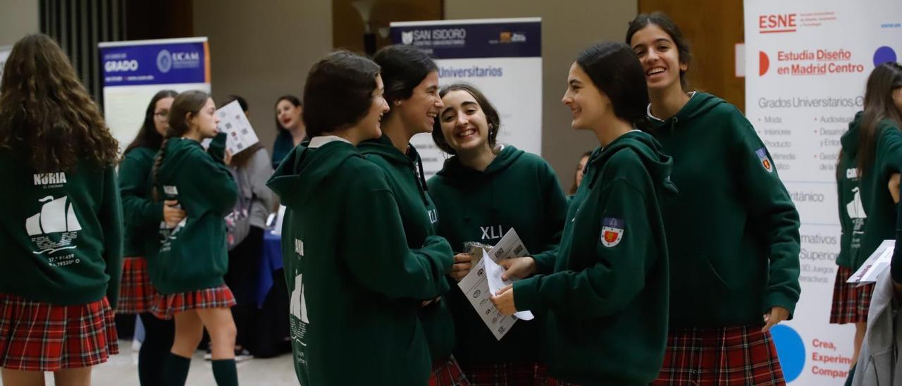 Alumnos del Colegio Encinar durante su visita este miércoles a Unitour.