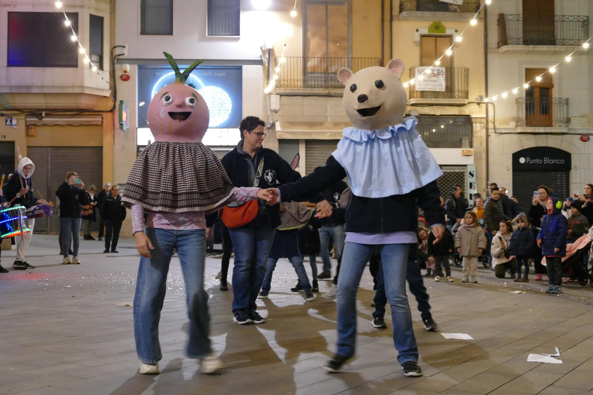 Figueres estrena sis nous capgrossos amb una cercavila pel centre de la ciutat