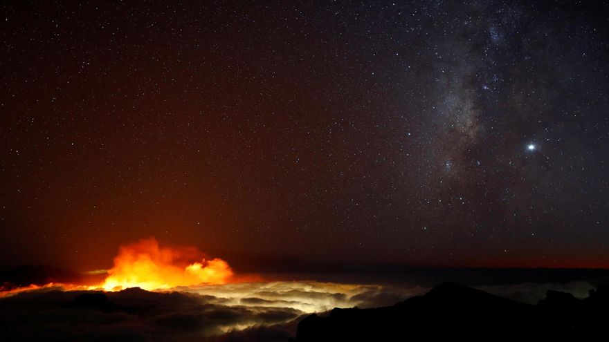 La colada sur del volcán de La Palma avanza hacia el Camino de Las Norias