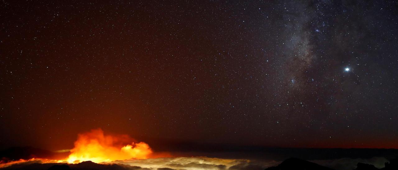 Las coladas del volcán de La Palma siguen avanzando sembrando destrucción a su paso