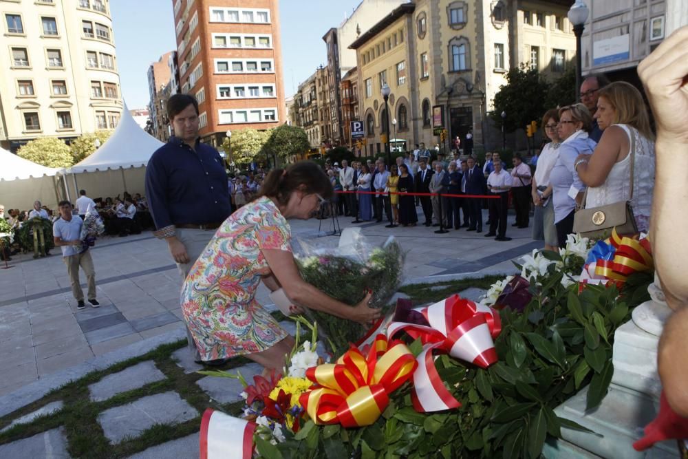 Ofrenda floral a Jovellanos en Gijón