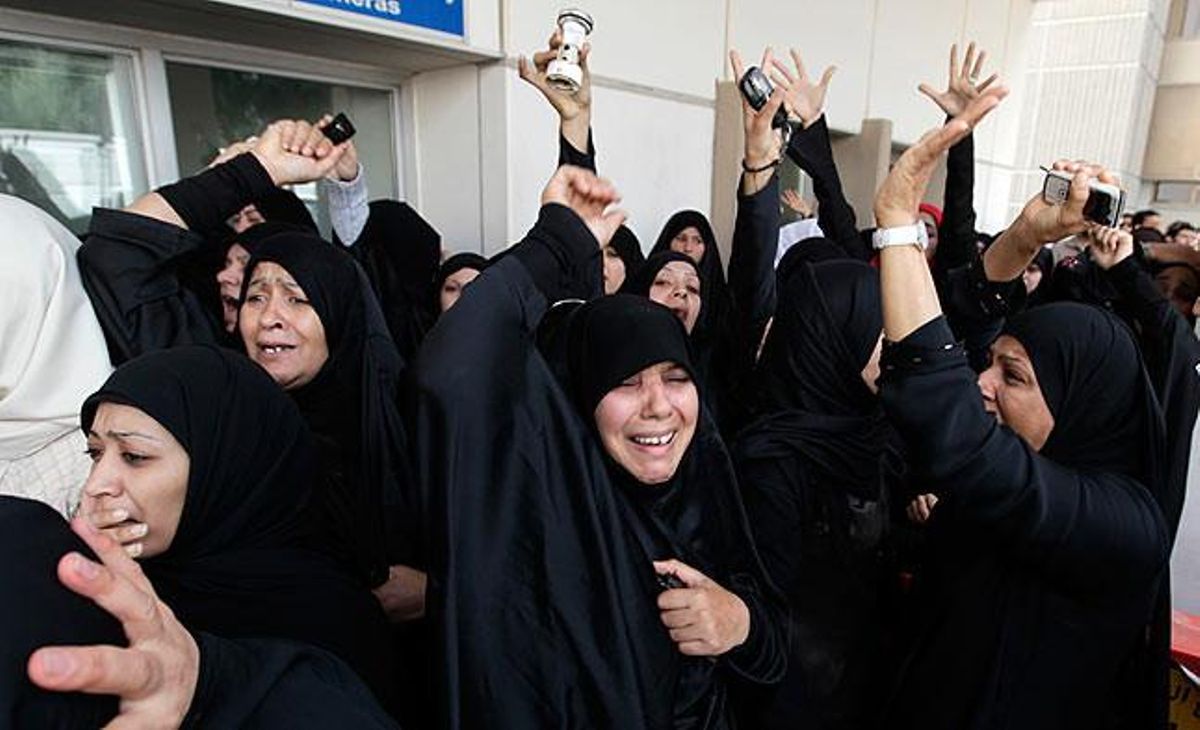 Un grup de dones criden consignes contra el govern, després que la policia desallotgés els manifestants de la plaça principal de Manama, Bahrain. Patrulles armades i tancs ronden pels barris de la ciutat per controlar les protestes que exigeixen un canvi polític radical en aquest petit regne.