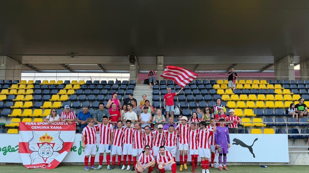 Los jugadores del Sporting Genuine, junto a la peña Genuina Xana, en Las Rozas.