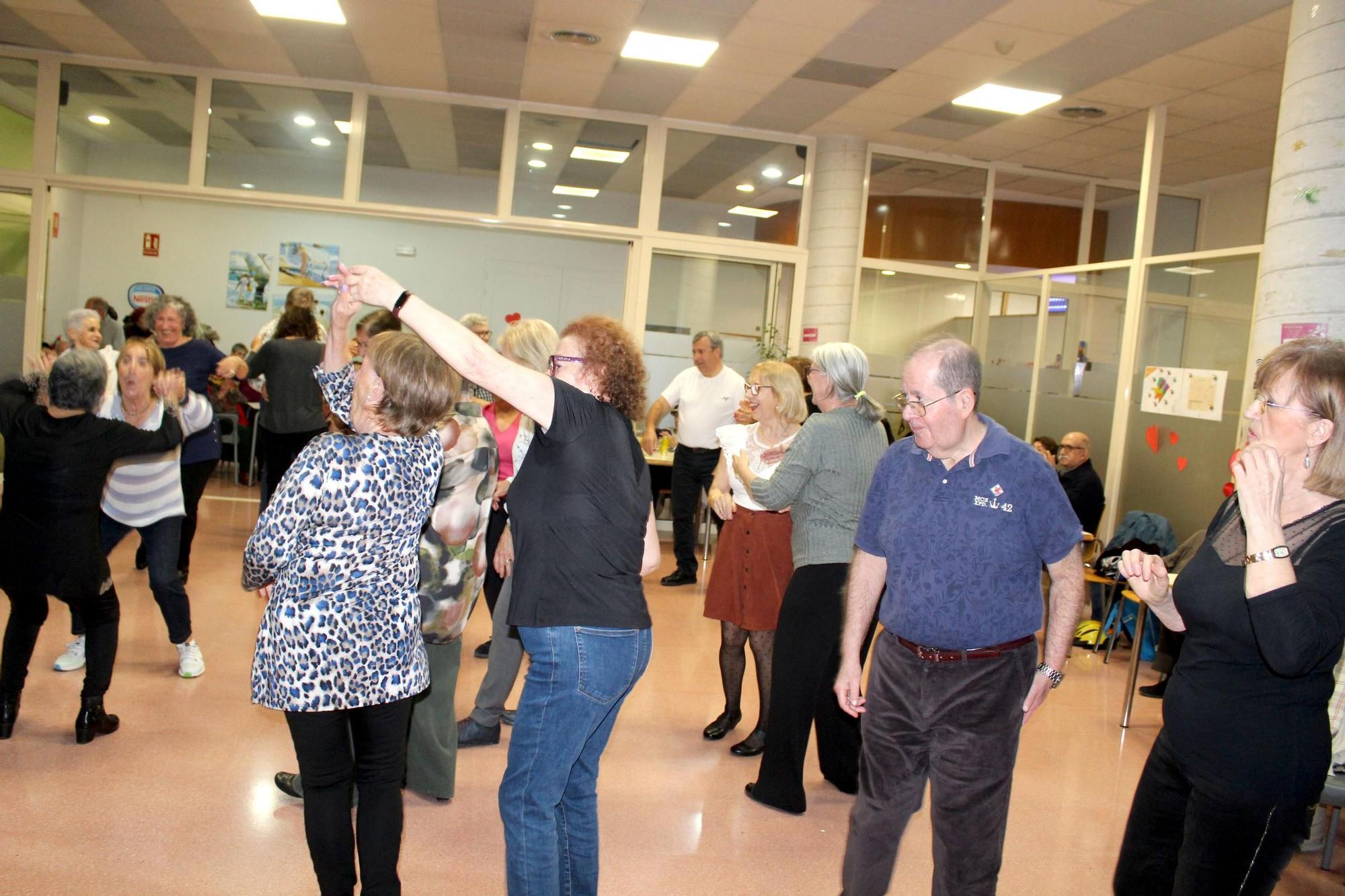 Los mayores de Dénia bailan en San Valentín (imágenes)