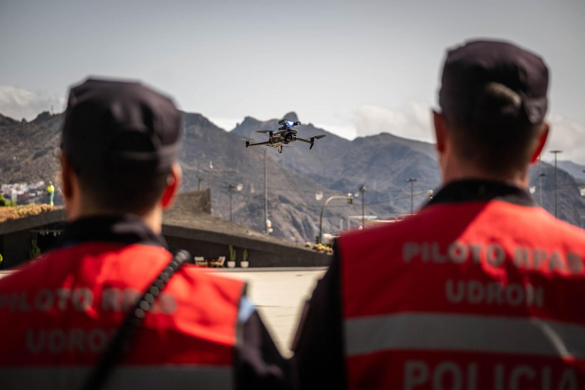 Presentación de los nuevos drones que usarán la Policía Local y Protección Civil de Santa Cruz de Tenerife. 