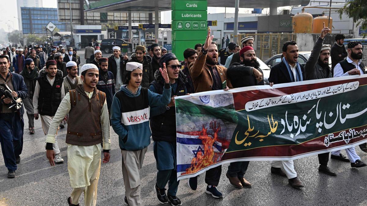 Protesta en Islamabad contra el bombardeo iraní en territorio de Pakistán, este jueves.