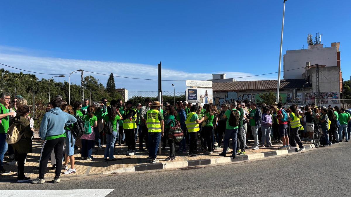La columna de docentes, estudiantes y colectivos sociales que marcha desde l'Horta Nord.