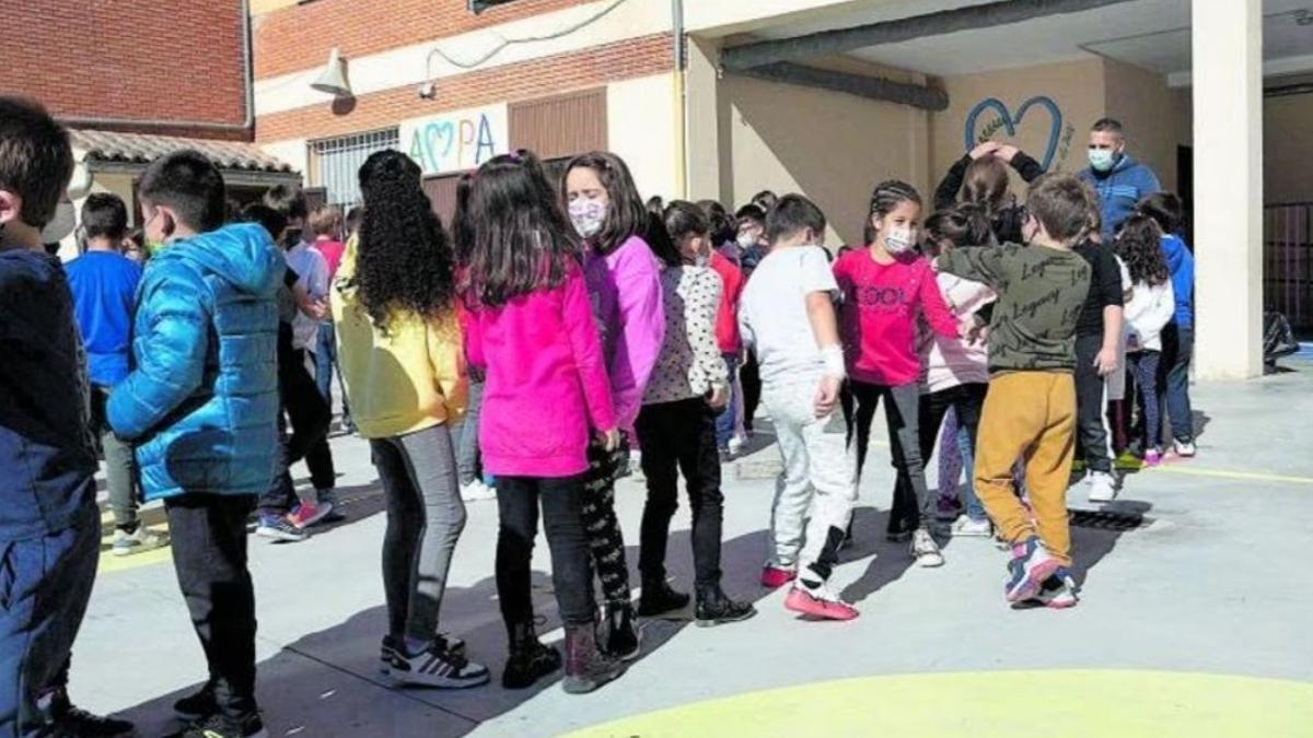 Niños y niñas en el recreo en un colegio de Zamora.