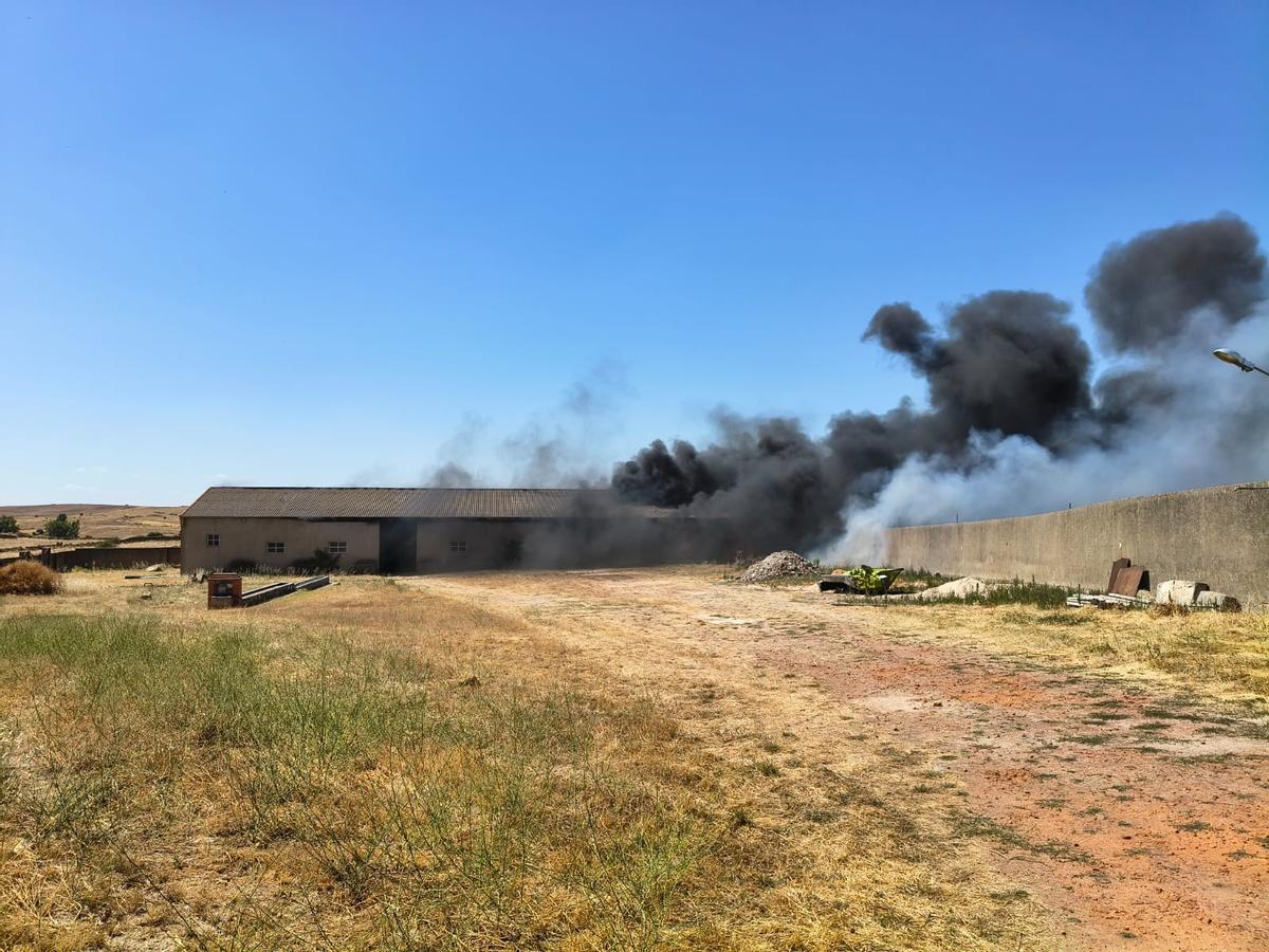 GALERÍA | Importantes daños en el incendio de una nave en Pereruela de Sayago GALERÍA | Importantes daños en el incendio de una nave en Pereruela de Sayago