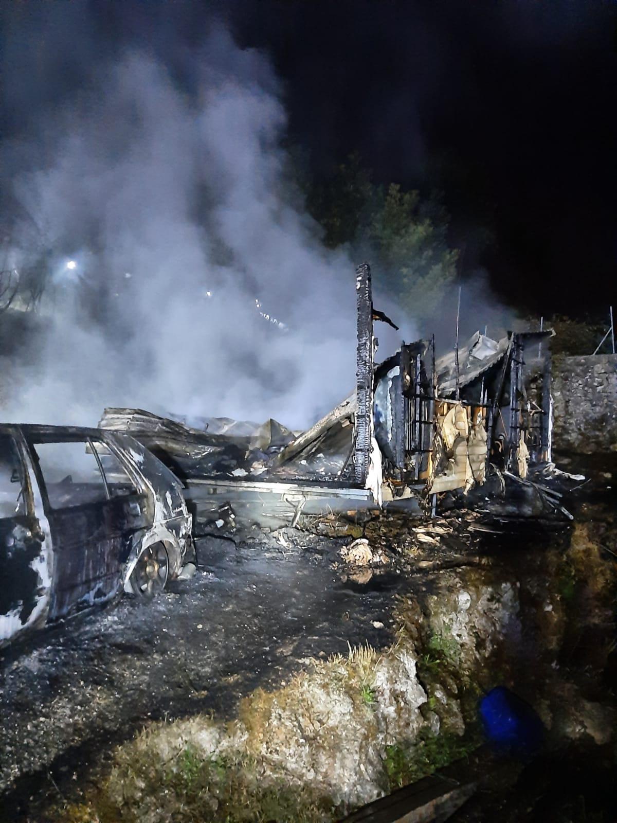 Un incendio arrasa una casa prefabricada y dos coches en Cerdedo-Cotobade