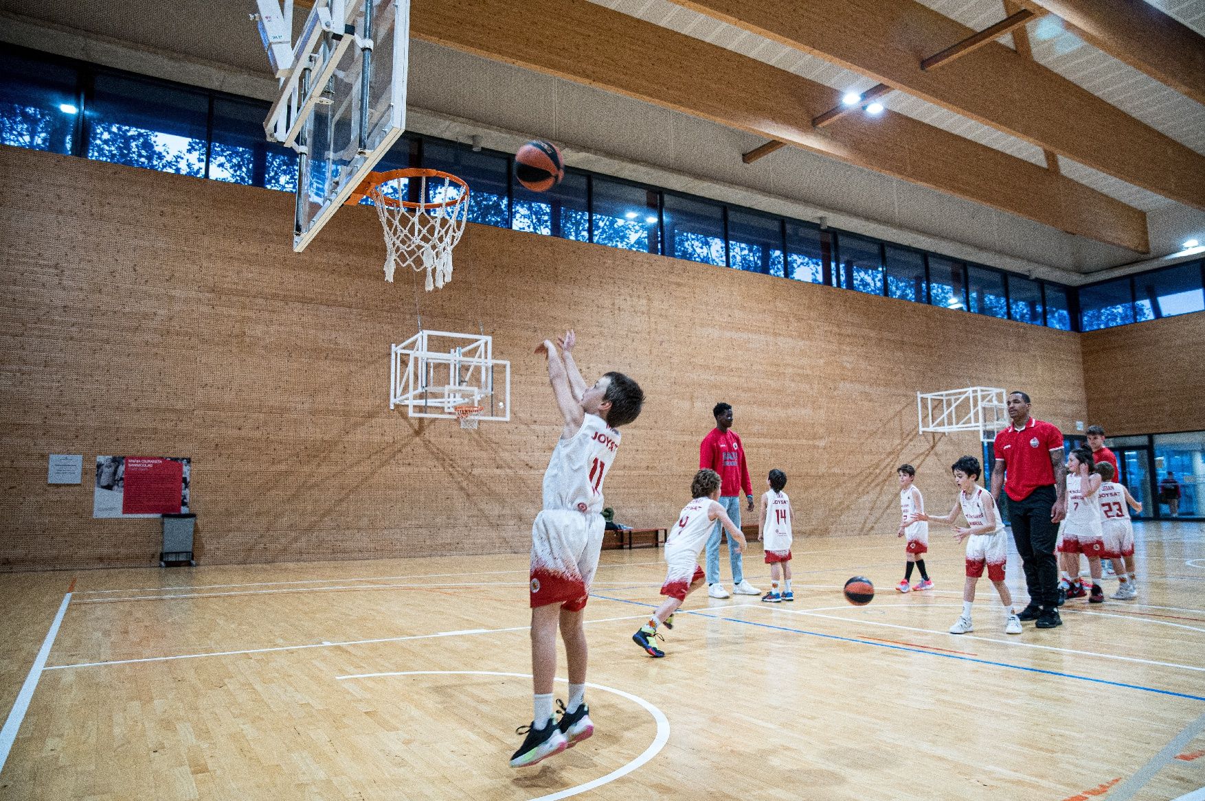 Imatges de la Festa de Nadal de la base del Bàsquet Manresa amb els jugadors del primer equip