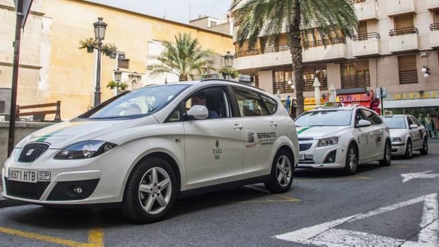 La parada de taxi de Mariano Antón, en el centro de Elche, donde el taxista agredido recogió al pasajero, en una imagen de archivo.