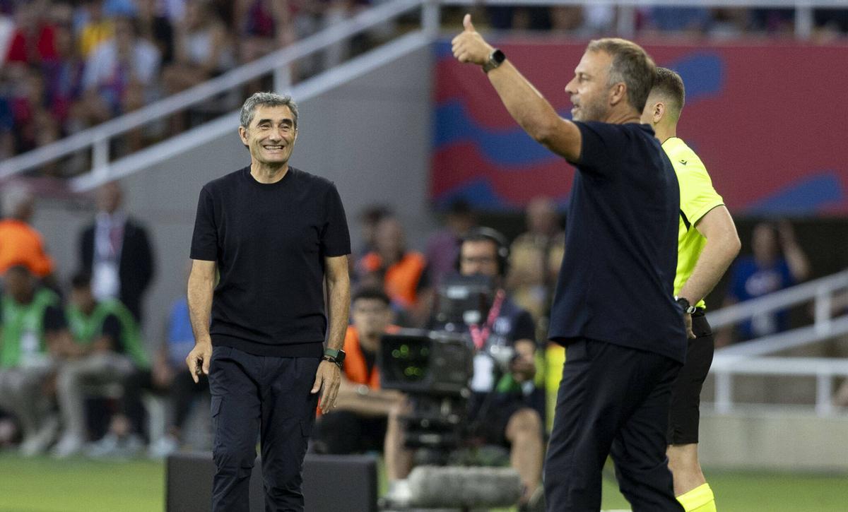 Ernesto Valverde sonríe ante Hansi Flick en el último Barça-Athletic Club