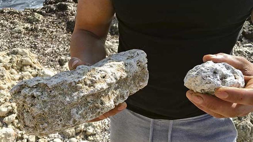 Soufian Akrach, quien junto a un amigo encontró los restos de ámbar gris, sostiene dos de las piezas.