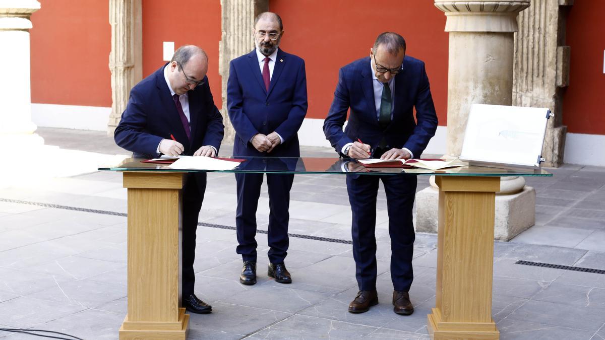 Miquel Iceta y Felipe Faci firmaron el protocolo en marzo ante la mirada de Javier Lambán.