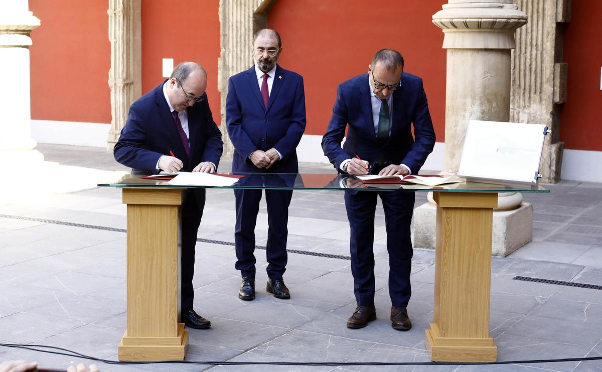 Miquel Iceta y Felipe Faci firmaron el protocolo en marzo ante la mirada de Javier Lambán.